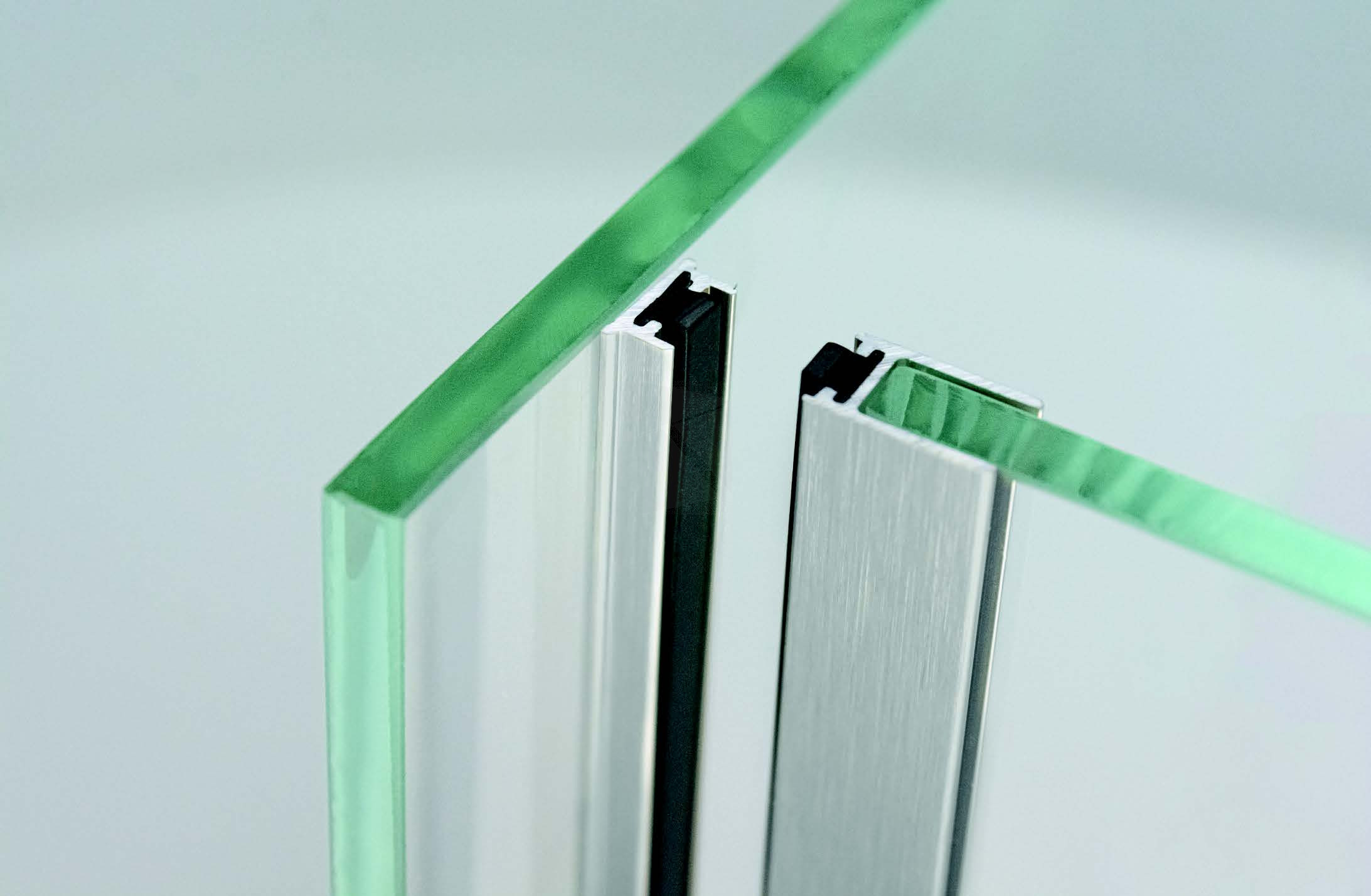 Profil magnetické těsnění 180° 2300mm Černá matná